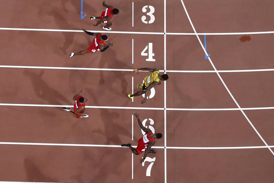 23 agosto - Il giamaicano Usain Bolt taglia vittorioso il traguardo nella gara dei 100 metri valida per i IAAF World Championships disputati a Pechino (Afp)